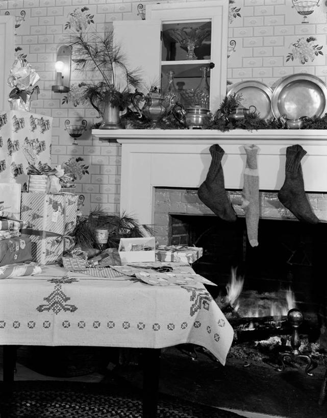 无人,竖图,黑白,室内,白天,壁炉,桌子,礼物,美国,圣诞节,节日,庆祝,文化,圣诞袜,袜子,庆典,摄影,纪念,传统文化