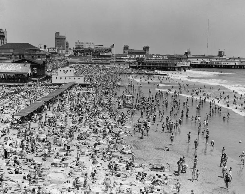 游泳,码头,横图,俯视,黑白,室外,白天,度假,日光浴,海洋,建筑,酒店,美国,涉水,沙子,许多人,古典,波浪,夏天,一群人,摄影,新泽西,大西洋城,海滩,休闲活动,高角度拍摄