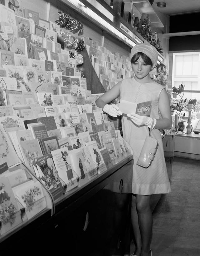 成年人,一个人,站,竖图,黑白,室内,白天,正面,商务,消费,美国,仅一个年轻女性,仅一个女性,仅一个人,丰富,明信片,拿着,休闲装,放松,零售,摄影,高雅,挑选,透视图,选择,波士顿,马萨诸塞,年轻女性,女人,女性,年轻人,美人