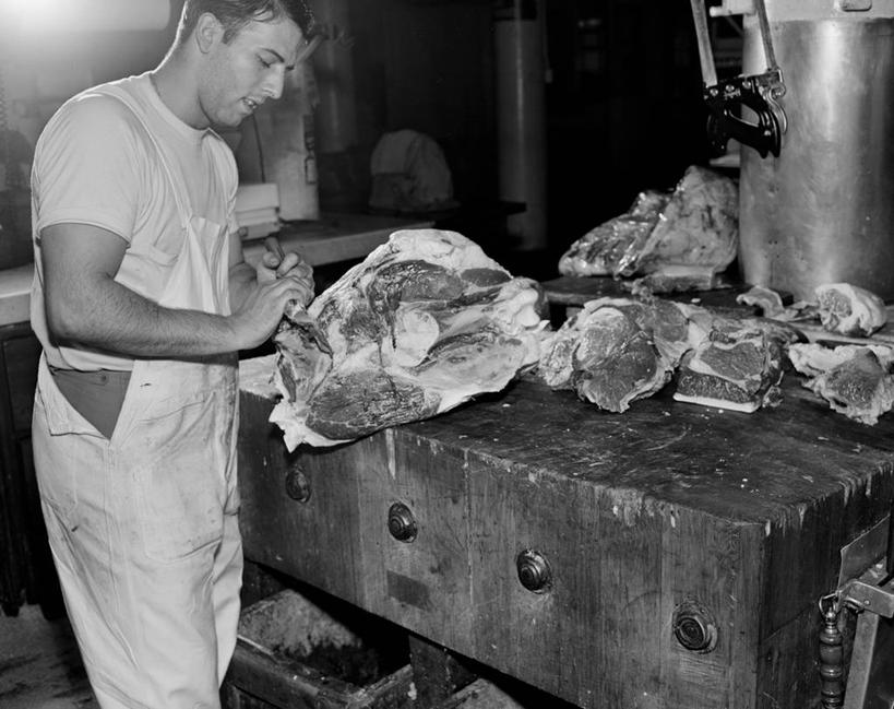 成年人,中年人,一个人,站,横图,黑白,室内,侧面,快乐,美国,仅一个男性,仅一个人,仅一个中年男性,围裙,肉,拿着,职业,摄影,享乐,波士顿,马萨诸塞,屠夫,男人,男性,中年男性
