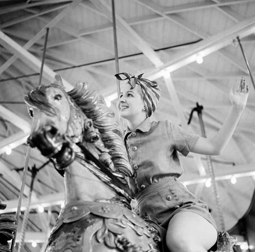 西方人,成年人,一个人,游乐园,坐,笑,微笑,露齿笑,横图,黑白,室外,白天,仰视,衬衫,快乐,幸福,欧洲,纽约,美国,欧洲人,仅一个年轻女性,仅一个女性,仅一个人,头巾,头饰,古典,发饰,摄影,迷你裙,无忧无虑,年轻女性,女人,女性,白种人,年轻人,休闲活动,低角度拍摄