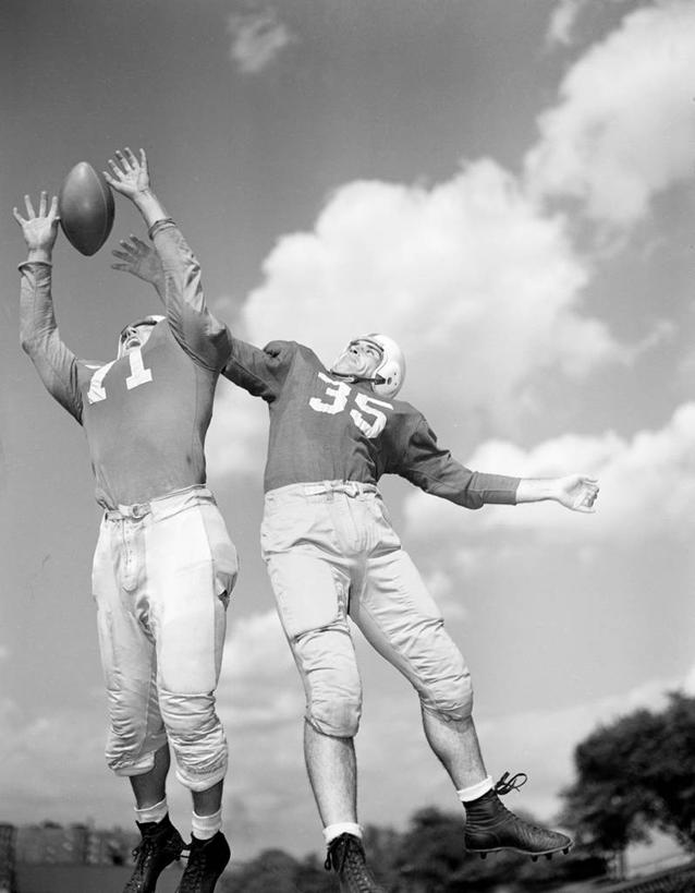 西方人,成年人,一个人,两个人,跳,举,竖图,黑白,室外,白天,仰视,运动服,运动,竞争,橄榄球,欧洲,纽约,美国,欧洲人,仅一个男性,仅一个人,数字,头饰,云,半空,仅一个年轻男性,托,摄影,专心,敌对,男人,男性,年轻男性,白种人,年轻人,举起,举手,举着,向上举,向上伸,向上托,低角度拍摄