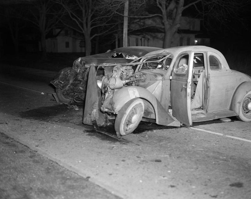 无人,横图,黑白,室外,夜晚,路,汽车,美国,古典,破坏,破损,运输,摄影,损坏,碰撞,交通事故,长岛,失事