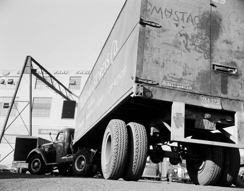 无人,横图,黑白,室外,白天,仰视,美国,古典,轮胎,拖车,工业,运输,摄影,肮脏,邋遢,工业建筑,龌龊,污秽,低角度拍摄,商用车