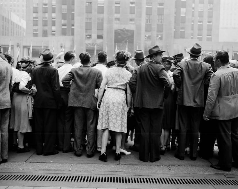 成年人,横图,黑白,室外,白天,民族服装,聚会,街道,帽子,美国,套装,聚餐,许多人,古典,背面,一群人,摄影,群众,女人,传统服装,民俗服,好奇心