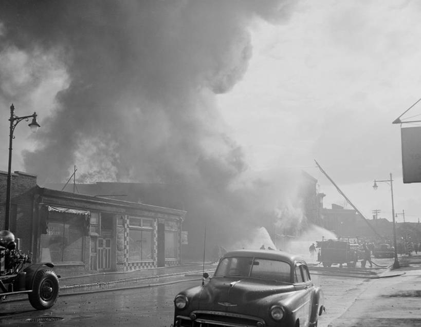 无人,横图,黑白,室外,白天,风险,城市,街道,火,美国,燃烧,仓库,烟,工业,摄影,新泽西,印刷厂,危险,消防车