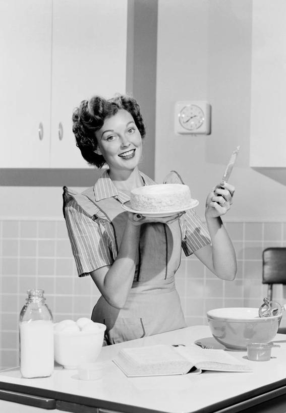 牛奶,西方人,成年人,一个人,家庭,站,微笑,竖图,黑白,室内,骄傲,机器,餐桌,厨房,欧洲,纽约,美国,欧洲人,仅一个年轻女性,仅一个女性,仅一个人,鸡蛋,拿着,休闲装,饮食,饮料,牛奶瓶,碗,温暖,温馨,一家人,机械,放松,摄影,和睦,享乐,肖像,食谱,年轻女性,女人,女性,白种人,年轻人,烹调,半身,融洽,短发