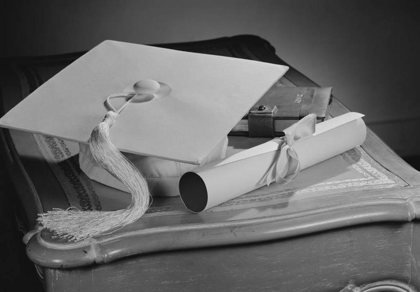 无人,横图,俯视,黑白,室内,特写,智慧,成功,家具,文凭,圣经,古典,教育,床头柜,四个,卷起,摄影,宗教,日记,基督教,毕业,成就,宣誓,穗,学位帽,书,彩图,高角度拍摄,影棚拍摄,名册