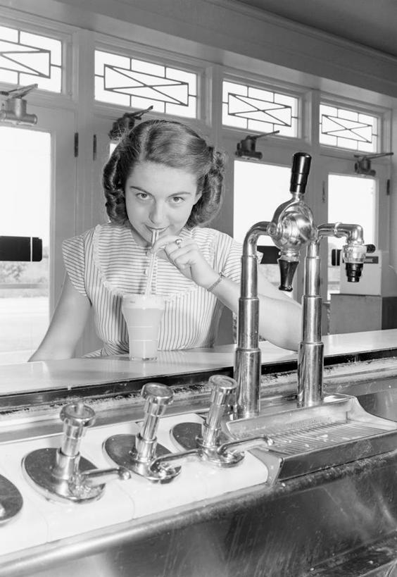 牛奶,西方人,成年人,一个人,酒吧,坐,微笑,竖图,黑白,室内,白天,正面,吧台,欧洲,美国,欧洲人,仅一个年轻女性,仅一个女性,仅一个人,古典,拿着,休闲装,饮食,饮料,吸管,冷饮,放松,摄影,享乐,肖像,奶昔,年轻女性,女人,女性,白种人,年轻人,发型,玻璃杯,休闲活动,半身,咖啡馆,美人,混合饮料