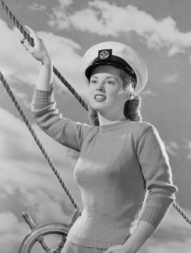 帆船,西方人,成年人,一个人,水手,站,微笑,竖图,黑白,室外,白天,毛衣,信心,船,帽子,欧洲,纽约,美国,欧洲人,仅一个年轻女性,仅一个女性,仅一个人,云,古典,拿着,休闲装,方向盘,绳子,交通工具,思考,放松,摄影,航海,控制,舵,载具,水手帽,年轻女性,女人,女性,白种人,年轻人,休闲活动,半身,美人