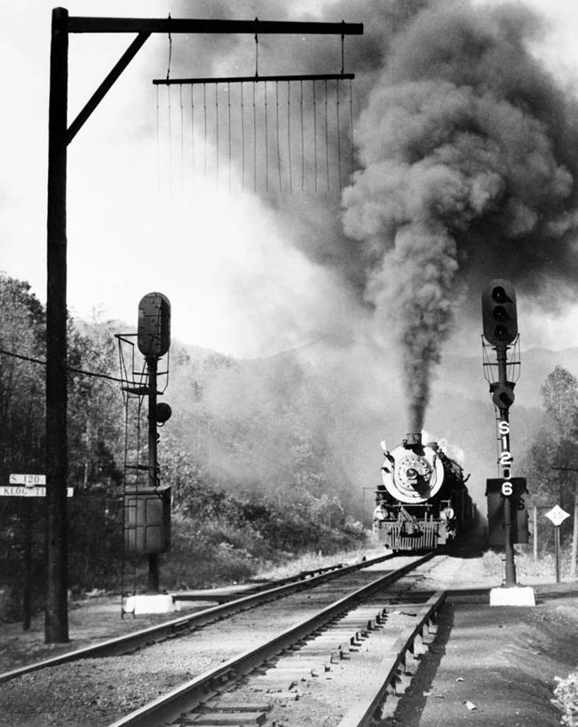 无人,竖图,黑白,室外,白天,路,铁路,美国,轨道,交通,铁轨,烟,运输,摄影,迅速,北美,北美洲,货运,美洲,北卡罗来纳州,北亚美利加洲,亚美利加洲,北卡罗来纳,焦油脚根之州,黑油鞋根之州,老北州,蒸汽机车,蓝色山脊山脉,美利坚合众国,阿巴拉契亚