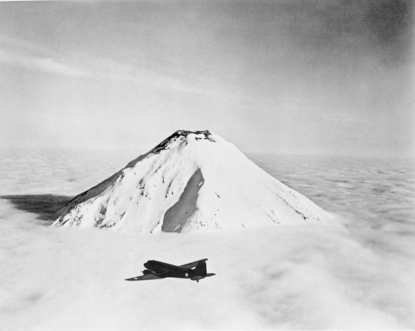 无人,横图,俯视,黑白,室外,白天,火山,雪山,飞机,美国,军事,云,半空,飞,天空,运输,摄影,宁静,海军,剪影,阿留申群岛,高角度拍摄,旅行