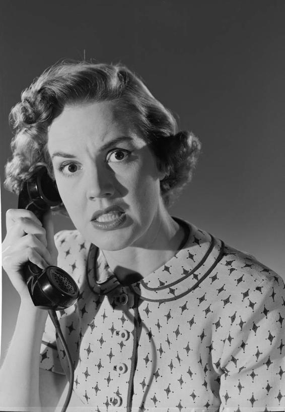 西方人,成年人,脸,头,脸颊,一个人,打电话,竖图,黑白,通讯,欧洲,欧洲人,仅一个年轻女性,仅一个女性,仅一个人,灰色背景,生气,肩膀,灰色,愤怒,摄影,恼怒,愤慨,恐怖,怒气,气愤,发怒,怒火,肖像,情绪,脾气,忿怒,怨恨,强烈,挫败,气忿,愤恨,肝火,激动,听筒,年轻女性,女人,女性,白种人,年轻人,头部,脸部,脸蛋,面部,说话,影棚拍摄