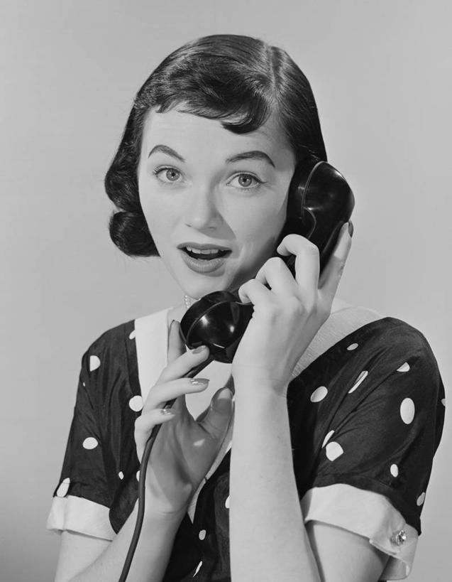 西方人,成年人,脸,头,脸颊,头发,一个人,打电话,竖图,黑白,通讯,欧洲,欧洲人,仅一个年轻女性,仅一个女性,仅一个人,灰色背景,肩膀,黑色,灰色,摄影,惊奇,肖像,听筒,年轻女性,女人,女性,白种人,年轻人,头部,脸部,脸蛋,面部,说话,影棚拍摄