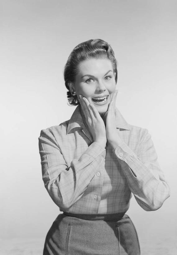 西方人,成年人,一个人,笑,微笑,露齿笑,竖图,黑白,白色背景,快乐,欣喜若狂,兴奋,幸福,欧洲,欧洲人,仅一个年轻女性,仅一个女性,仅一个人,托腮,摄影,惊奇,享乐,肖像,年轻女性,女人,女性,白种人,年轻人,半身,影棚拍摄,欢乐