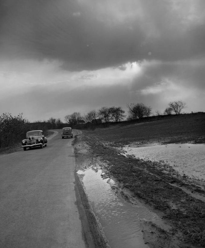 无人,竖图,黑白,室外,白天,暴风雨,多云,汽车,美国,地形,田地,乌云,运输,摄影,宁静