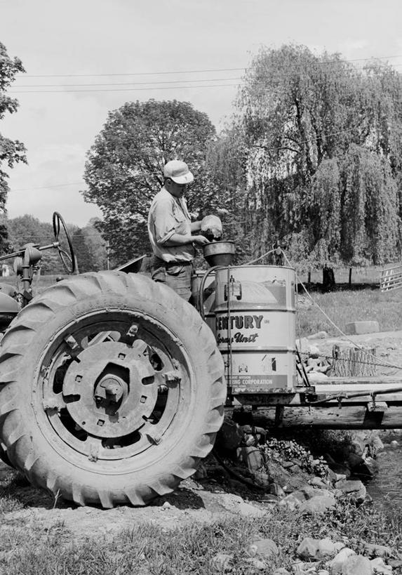 西方人,成年人,中年人,老年人,一个人,农民,农场,竖图,黑白,室外,白天,机器,欧洲,美国,欧洲人,仅一个男性,仅一个人,仅一个中年男性,准备,肥料,田地,职业,机械,油罐,运输,摄影,拖拉机,喷雾器,男人,男性,中年男性,白种人