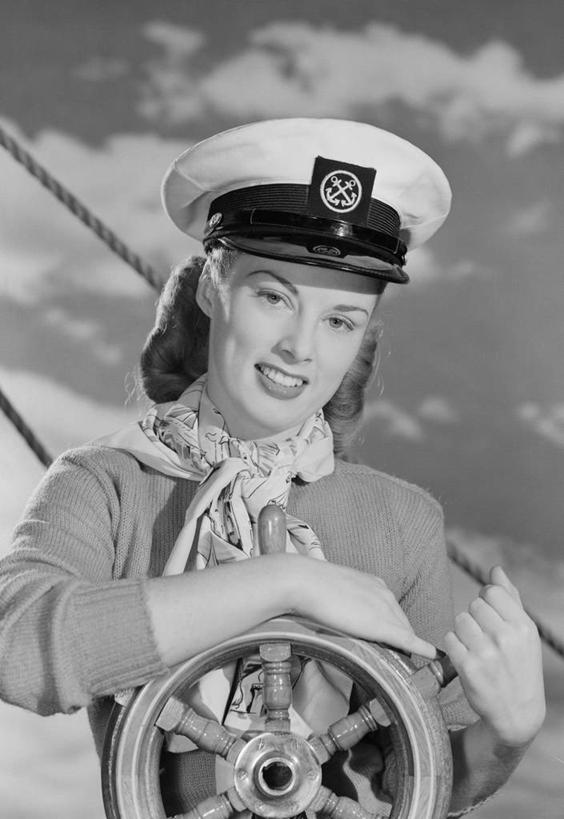 帆船,西方人,成年人,一个人,水手,站,笑,微笑,露齿笑,竖图,黑白,室外,白天,正面,毛衣,快乐,信心,船,帽子,欧洲,纽约,美国,欧洲人,仅一个年轻女性,仅一个女性,仅一个人,云,古典,拿着,休闲装,方向盘,绳子,围巾,交通工具,放松,摄影,航海,控制,舵,载具,肖像,水手帽,年轻女性,女人,女性,白种人,年轻人,休闲活动,半身,美人