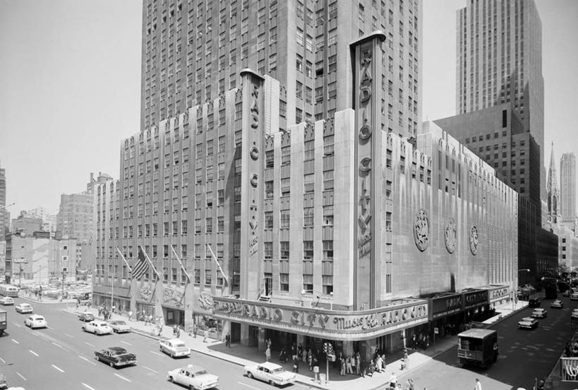 横图,俯视,黑白,室外,白天,建筑,街道,汽车,纽约,美国,行人,角落,交通,古典,办公大楼,运输,摄影,纽约州,洛克菲勒中心,高角度拍摄,无线电城音乐厅,传媒