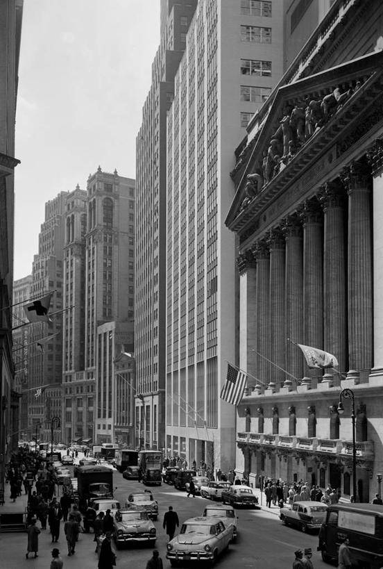 成年人,竖图,黑白,室外,白天,建筑,街道,汽车,纽约,美国,行人,人行道,交通,许多人,古典,一群人,办公大楼,金融,运输,美国国旗,摄影,交易所,纽约州,男人,女人