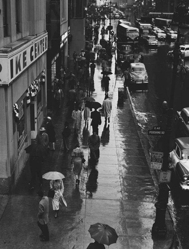 竖图,俯视,黑白,室外,白天,雨,城市,道路,街道,路,公路,纽约,美国,行人,伞,人行道,曼哈顿,交通,许多人,一群人,摄影,马路,高角度拍摄,42街