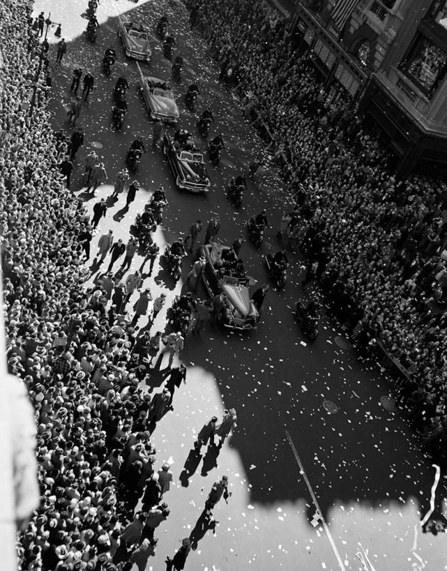 竖图,俯视,黑白,室外,白天,街道,汽车,纽约,美国,历史,摄影,透视图,群众,军事阅兵,爱国主义,高角度拍摄,美国军事