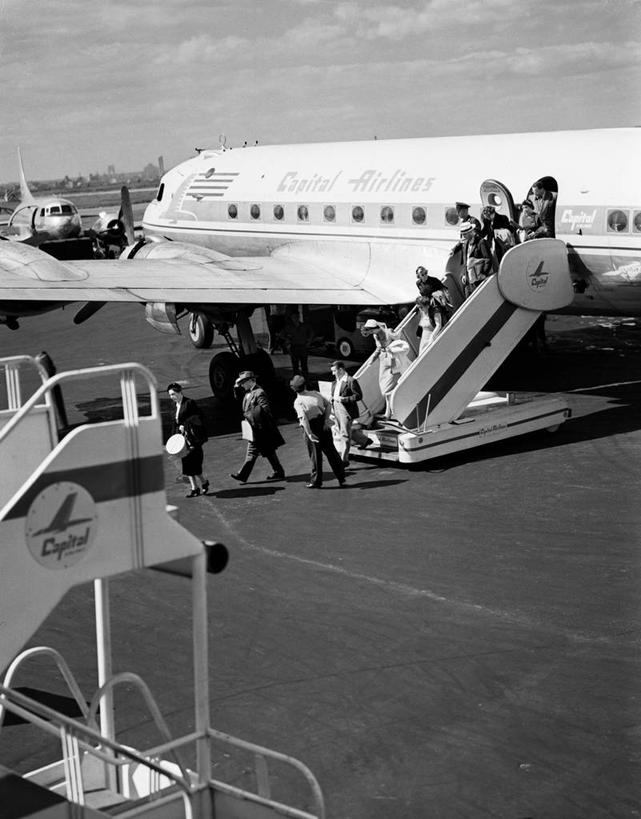 成年人,机场,竖图,黑白,室外,白天,侧面,旅途,飞机,纽约,美国,乘客,交通,航空,交通工具,下车,运输,摄影,客机,抵达,载具,登机桥,拉瓜迪亚机场,男人,女人,旅行,商务机