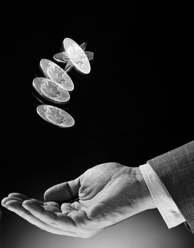 成年人,手,一个人,竖图,黑白,特写,侧面,仅一个男性,仅一个人,半空,仅一个年轻男性,四个,财富,金融,人体,摄影,部分,机会,硬币,男人,男性,年轻男性,年轻人,扔,影棚拍摄