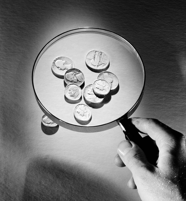 成年人,手,一个人,竖图,方图,黑白,室内,特写,白天,美国,仅一个男性,放大镜,拿着,看,储蓄,金融,人体,摄影,部分,简单,收集,想法,硬币