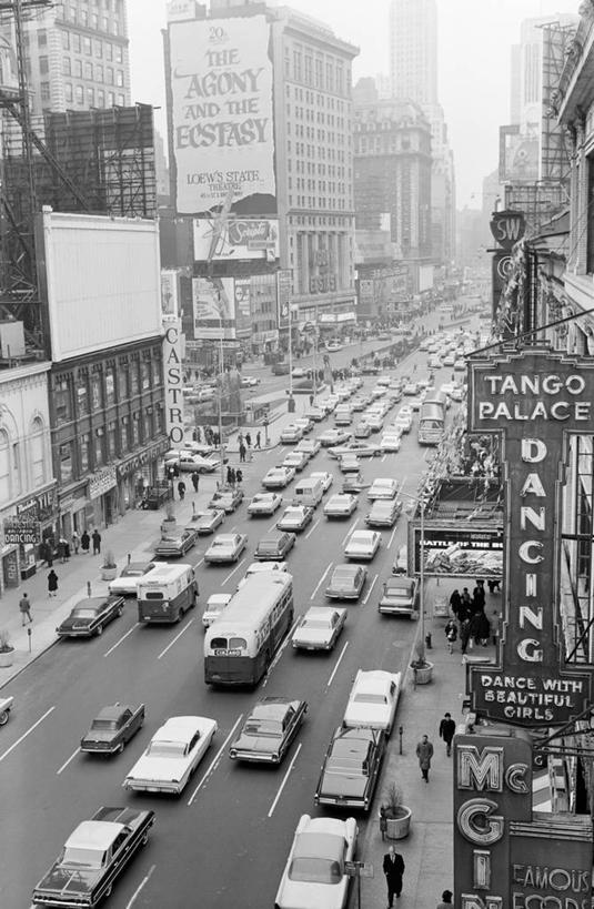 老年人,竖图,俯视,黑白,室外,白天,建筑,街道,霓虹灯,指示牌,汽车,纽约,美国,标志,文字,人行道,巴士,曼哈顿,交通,标识,广告,运输,摄影,英文字母,发展,百老汇,纽约州,方向标,曼哈顿时代广场,高角度拍摄