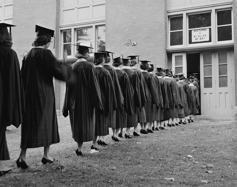 成年人,一个人,学生,横图,黑白,室外,白天,重复,美国,仅一个年轻女性,仅一个女性,仅一个人,一排,整齐,许多人,教育,排列,一群人,摄影,流苏,学士帽,毕业,队列,学士服,马萨诸塞,垂布,学士袍,学位帽,一致,年轻女性,女人,女性,年轻人,步行,彩图