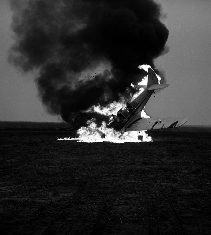 无人,竖图,黑白,室外,夜晚,爆炸,飞机,美国,火焰,泥土,燃烧,烟,击打,运输,摄影,碰撞,不幸,失事