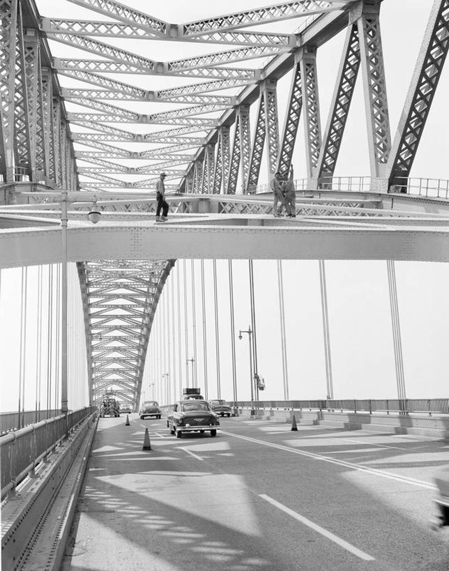 中年人,建筑工人,竖图,黑白,室外,白天,建筑业,建筑,公路,汽车,美国,桥,高处,运输,摄影,步行