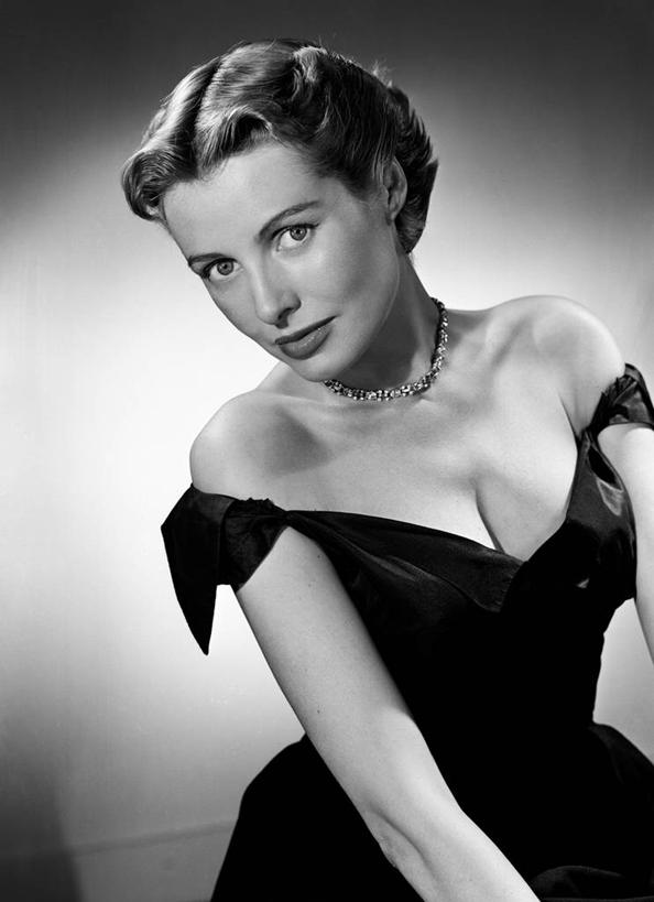 成年人,一个人,站,竖图,黑白,时尚,信心,项链,仅一个年轻女性,仅一个女性,仅一个人,灰色背景,古典,注视,黑色,灰色,观察,看,斜视,摄影,观看,察看,高雅,鄙视,关注,肖像,藐视,讽刺,蔑视,嘲笑,年轻女性,女人,女性,年轻人,半身,影棚拍摄,美人