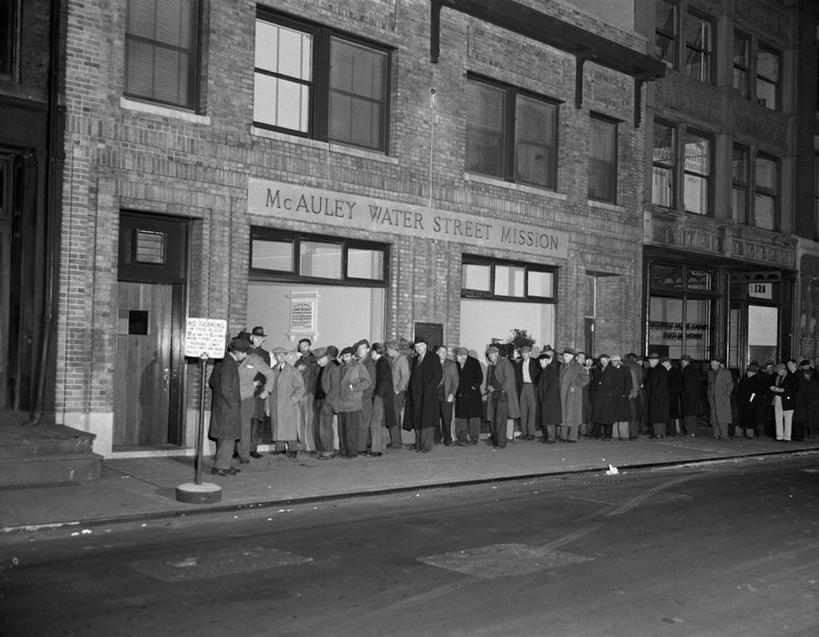 成年人,站,横图,黑白,室外,夜晚,城市,道路,街道,路,公路,纽约,美国,一排,整齐,交通,许多人,古典,休闲装,工业区,排列,一群人,工业,摄影,英文字母,队列,等,群众,男人,马路