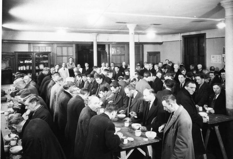 成年人,坐,吃,横图,俯视,黑白,室内,聚会,午餐,桌子,纽约,美国,聚餐,许多人,古典,饮食,碗,一群人,工业,摄影,膳食,群众,茶水间,男人,半身,高角度拍摄