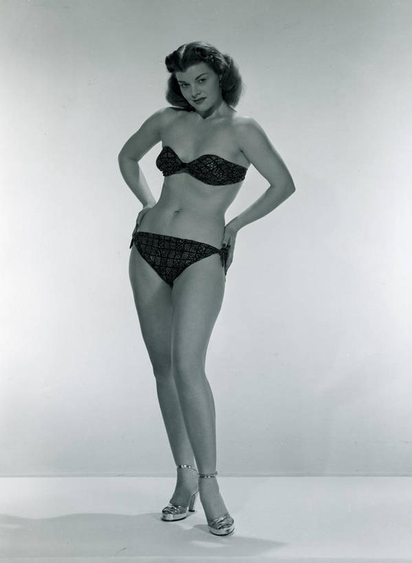 西方人,成年人,一个人,站,微笑,竖图,黑白,白色背景,正面,泳装,比基尼,度假,时尚,信心,欧洲,欧洲人,仅一个年轻女性,仅一个女性,仅一个人,手叉腰,夏天,叉腰,摄影,双手叉腰,肖像,时装模特,年轻女性,女人,女性,白种人,年轻人,休闲活动,影棚拍摄,美人