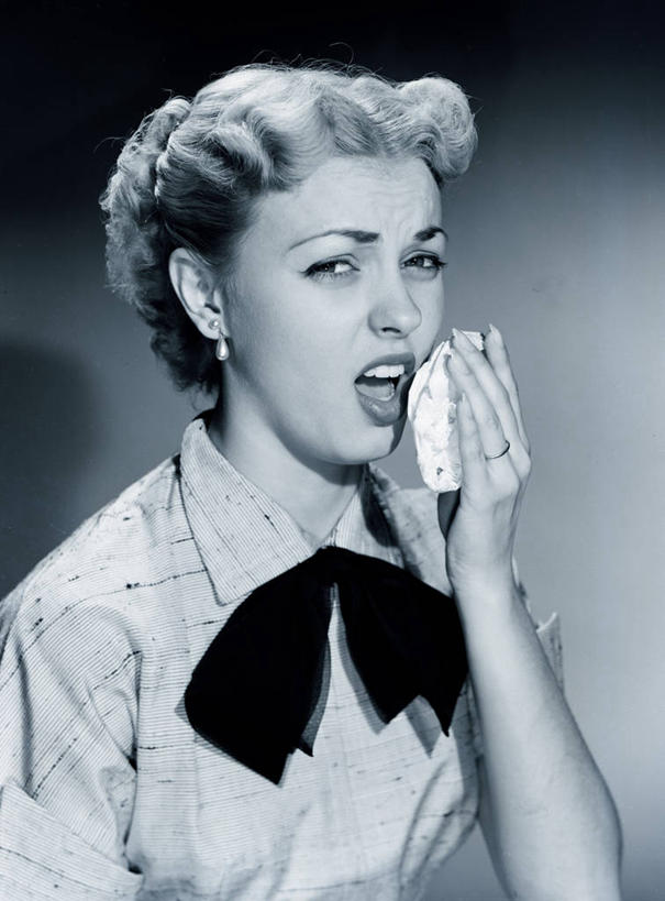 西方人,成年人,嘴,一个人,捏,竖图,黑白,特写,侧面,欧洲,欧洲人,仅一个年轻女性,仅一个女性,仅一个人,灰色背景,古典,捏着,休闲装,领巾,灰色,纸巾,张嘴,生病,放松,人体,愤怒,摄影,感冒,不幸,痛苦,肖像,张大嘴巴,年轻女性,女人,女性,白种人,年轻人,口,口腔,嘴巴,嘴唇,张开嘴,半身,影棚拍摄,打喷嚏,晕影