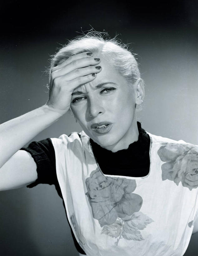 西方人,成年人,一个人,竖图,黑白,特写,欧洲,欧洲人,仅一个年轻女性,仅一个女性,仅一个人,灰色背景,生气,古典,扭曲,拿着,托腮,休闲装,灰色,放松,愤怒,摄影,头痛,不幸,痛苦,肖像,挫败,年轻女性,女人,女性,白种人,年轻人,半身,影棚拍摄,晕影