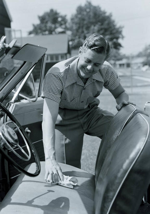 西方人,成年人,中年人,一个人,站,微笑,竖图,黑白,室外,白天,衬衫,骄傲,汽车,欧洲,美国,欧洲人,仅一个男性,仅一个人,仅一个中年男性,古典,拿着,休闲装,抹布,树,敞篷车,放松,运输,摄影,卫生,关爱,车座,男人,男性,中年男性,白种人,休闲活动,清洗,家用车