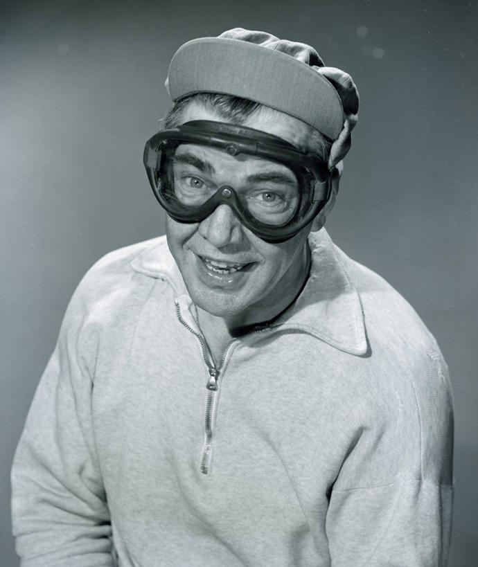 西方人,成年人,中年人,老年人,一个人,微笑,竖图,黑白,特写,工作服,制服,安全,欧洲,欧洲人,仅一个男性,仅一个人,仅一个中年男性,灰色背景,防护,古典,休闲装,灰色,鸭舌帽,放松,个性,摄影,保护,肖像,防护镜,保险,防护服,保全,周全,安稳,安定,工作制服,平安,男人,男性,中年男性,白种人,半身,影棚拍摄,工作套服,晕影