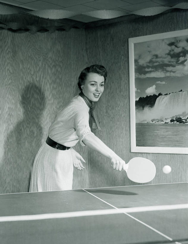 西方人,成年人,一个人,站,微笑,竖图,黑白,室内,锻炼,运动,竞争,欧洲,美国,欧洲人,仅一个年轻女性,仅一个女性,仅一个人,乒乓球拍,乒乓球桌,球拍,古典,拿着,休闲装,球,放松,乐趣,击打,摄影,生活方式,活动,动作,专心,享乐,体育器械,挑战,技能,乒乓球,年轻女性,女人,女性,白种人,年轻人,休闲活动,美人