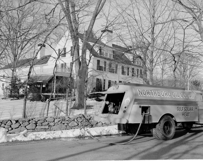 无人,横图,黑白,室外,白天,建筑,街道,美国,房屋,冬天,郊区,古典,石墙,运输,摄影,巨大,庞大,能源,英文字母,软管,石油工业,油罐车,化石燃料,宏大,硕大,伟大,递送