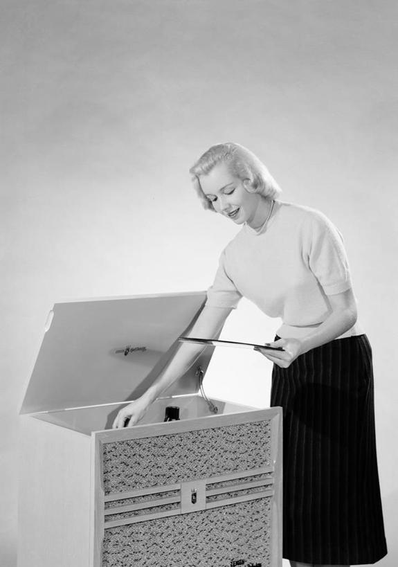 西方人,成年人,头发,一个人,站,微笑,竖图,黑白,欧洲,欧洲人,仅一个年轻女性,仅一个女性,仅一个人,唱片,音乐,听,拿着,注视,休闲装,观察,看,金色,放松,摄影,观看,察看,享乐,关注,肖像,自动点唱机,年轻女性,女人,女性,白种人,年轻人,彩图,影棚拍摄