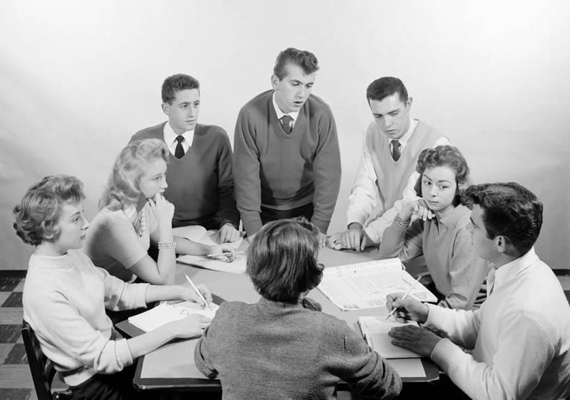 西方人,成年人,学生,坐,横图,黑白,合作,团队,桌子,欧洲,欧洲人,写,学习,教育,休闲装,教科书,放松,摄影,专心,知识,年轻男性,年轻女性,白种人,年轻人,半身,彩图,影棚拍摄