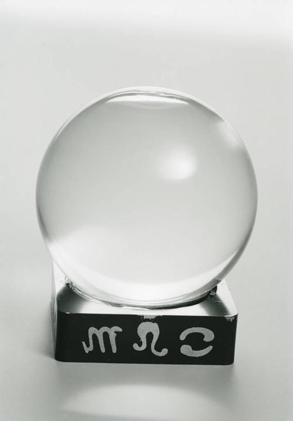 无人,竖图,黑白,室内,特写,白色背景,神秘,古典,一个,球体,水晶球,幻想,摄影,单个,梦想,算命,彩图,影棚拍摄