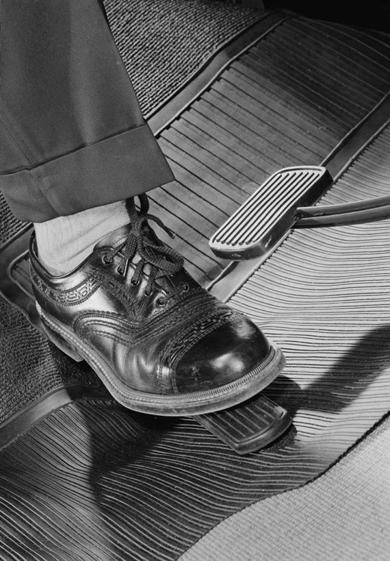 成年人,一个人,司机,竖图,黑白,特写,鞋子,美国,仅一个男性,席子,运输,人体,摄影,尾灯,控制,驾车,足,汽车部件,油门踏板,彩图,旅行