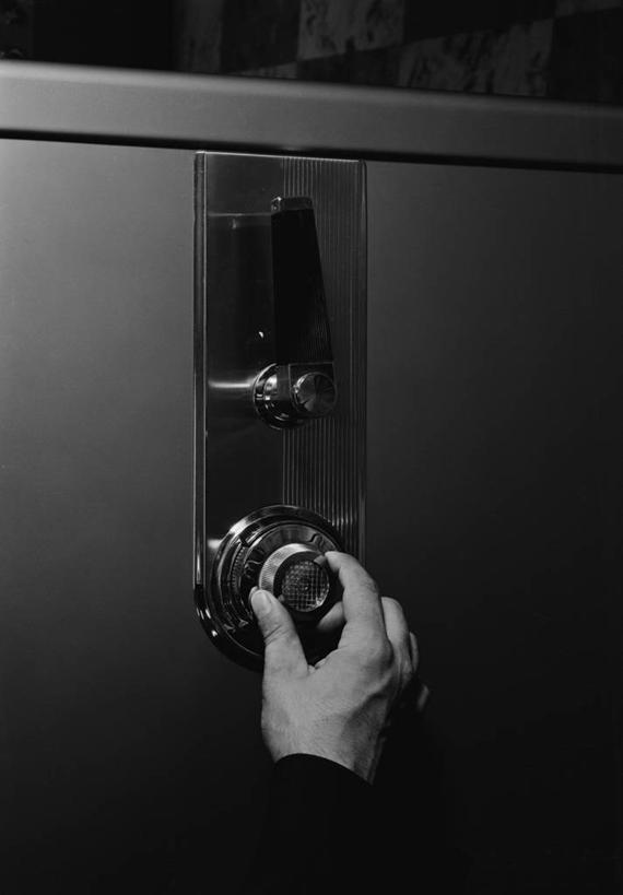 西方人,手,一个人,竖图,黑白,室内,特写,安全,门,欧洲,美国,欧洲人,古典,拿着,锁,一个,保险箱,人体,摄影,单个,保护,部分,开锁,上锁,白种人,彩图,号码锁