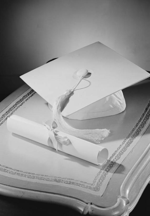 无人,竖图,俯视,黑白,室内,特写,智慧,成功,家具,文凭,缎带,古典,教育,三个,床头柜,卷起,摄影,毕业,成就,穗,学位帽,彩图,高角度拍摄,影棚拍摄,名册