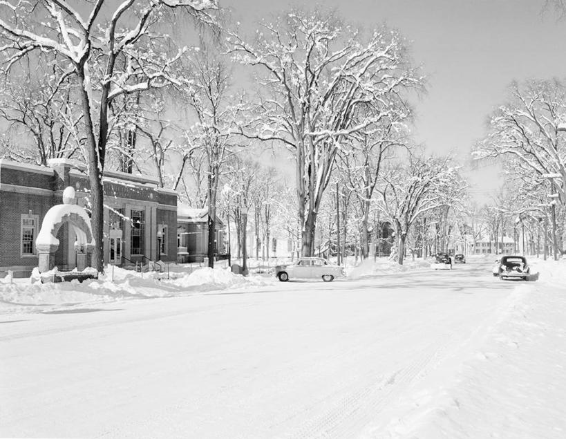 无人,邮局,横图,黑白,室外,白天,雪,建筑,街道,汽车,美国,冬天,古典,寒冷,运输,摄影,宁静,北美,北美洲,美洲,新罕布什尔州,北亚美利加洲,亚美利加洲,新罕布什尔,新罕布夏州,花岗岩州,花冈岩之州,滑雪之州,新英格兰,兰开斯特,纽英仑,彩图,美利坚合众国,林荫大道